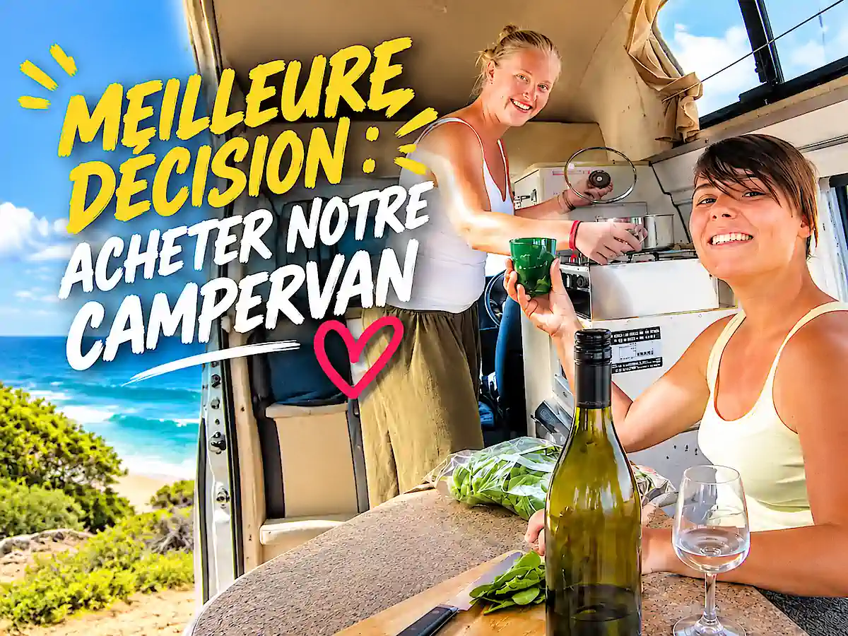 Deux voyageuses profitent de la cuisine de leur campervan Travelwheels en Australie après avoir décidé d’acheter leur propre campervan