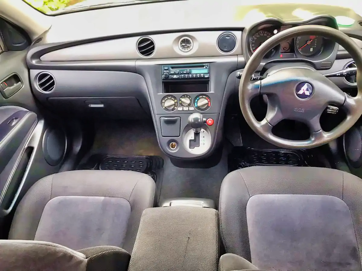 Voiture d'occasion à Sydney : intérieur du Mitsubishi Outlander automatique avec tableau de bord, volant et sièges avant