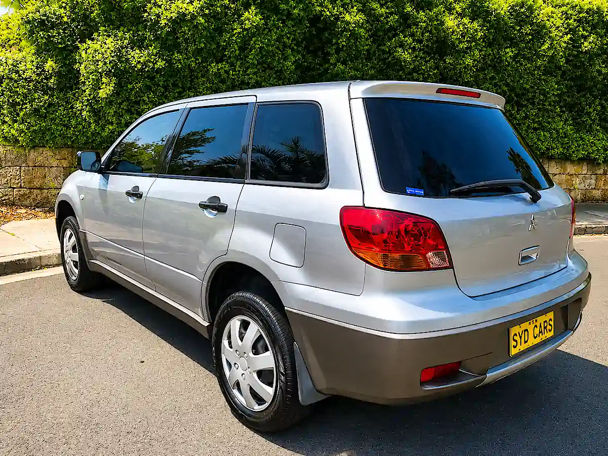 Voiture d'occasion à Sydney : Mitsubishi Outlander automatique 4x4 argenté, vue arrière côté conducteur chez Travelwheels