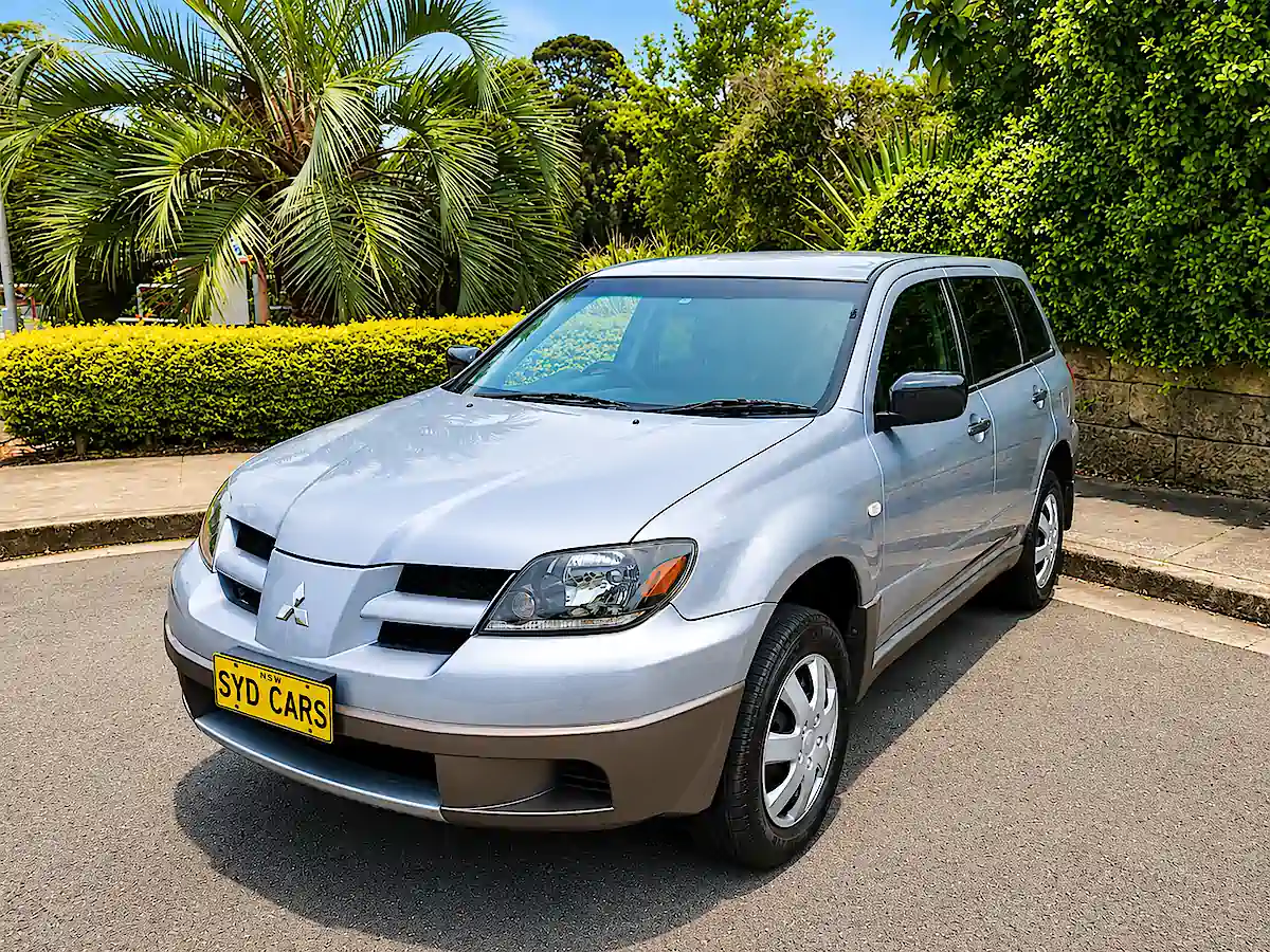 Voiture d'occasion à Sydney : Mitsubishi Outlander automatique 4x4 argenté, vue avant côté passager chez Travelwheels