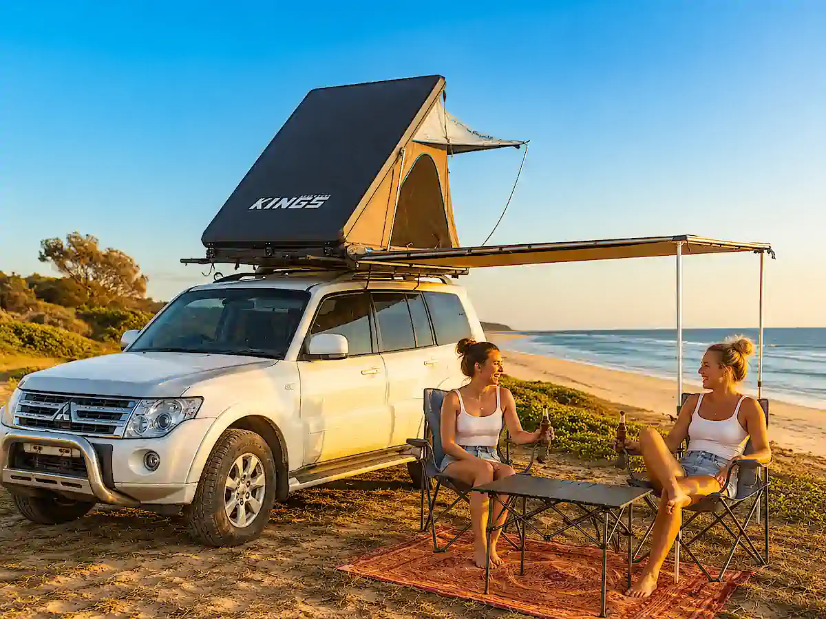 Camping sur la côte Est de l’Australie en 4x4 avec tente de toit installé pour camper au bord de la plage 