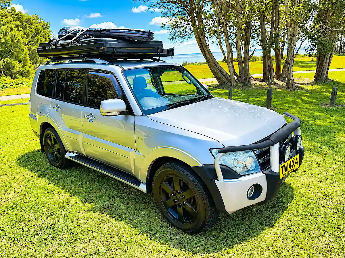 Mitsubishi Pajero à vendre avec tente de toit fermée et équipement 4x4 chez Travelwheels à Sydney