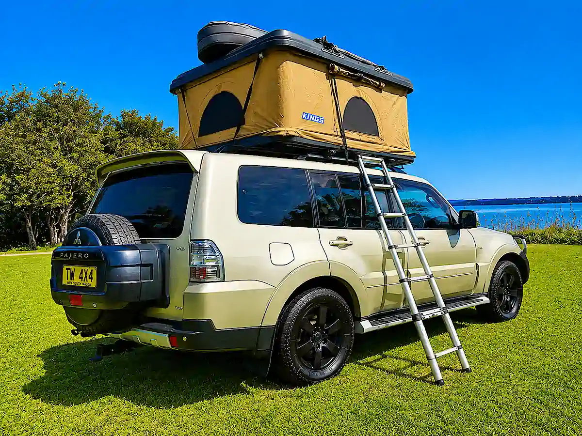 Mitsubishi Pajero à vendre avec tente de toit ouverte et échelle, prêt pour le camping en Australie