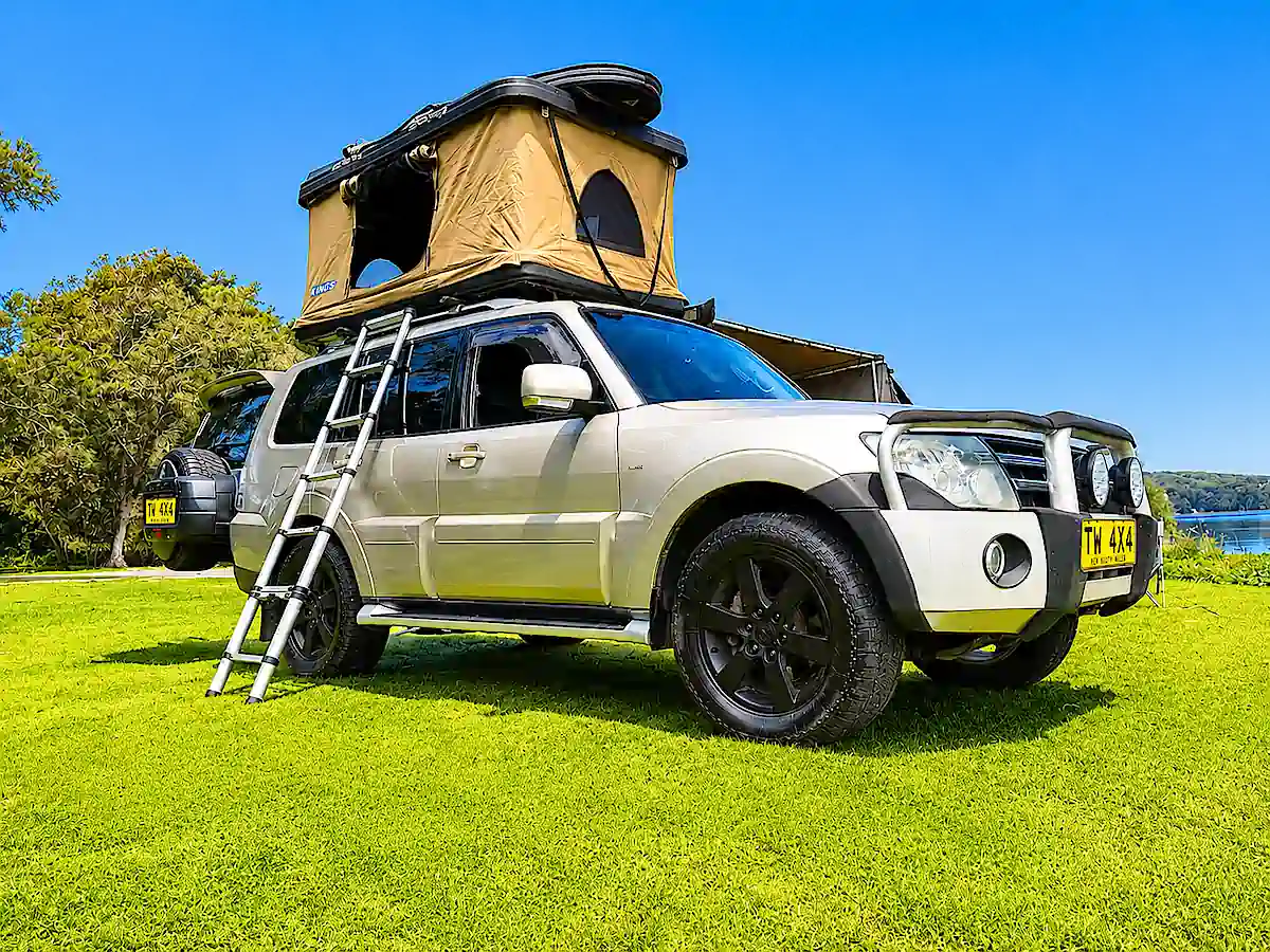 Mitsubishi Pajero à vendre avec tente de toit ouverte, échelle et équipement 4x4 pour voyager en Australie