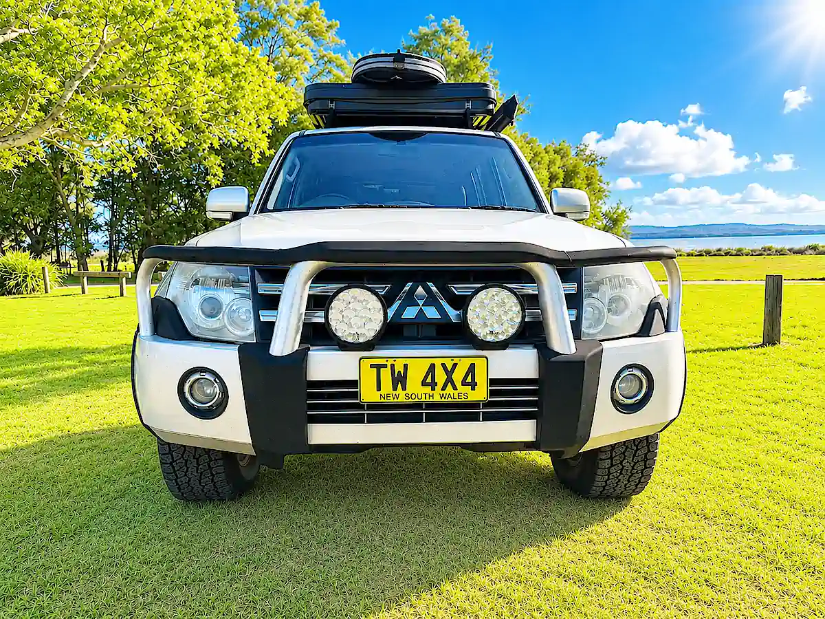 Mitsubishi Pajero à vendre avec pare-buffle, feux longue portée et tente de toit fermée