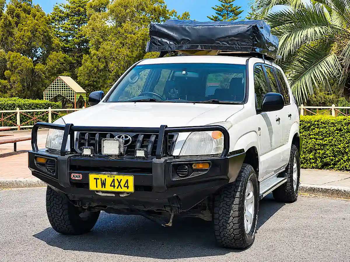 Toyota Prado à vendre avec tente de toit Kings, pare-buffle et équipement 4x4 chez Travelwheels à Sydney