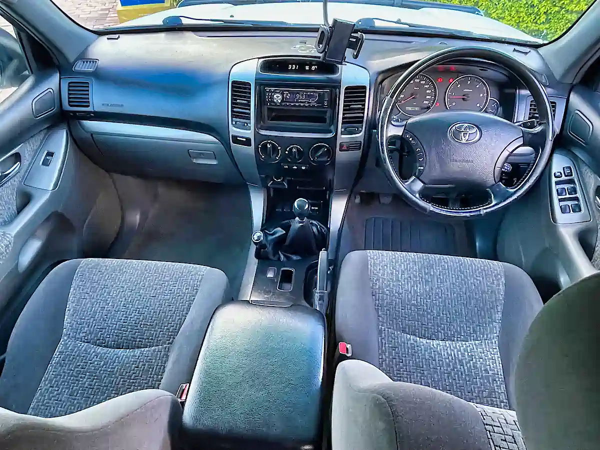 Intérieur d’un Toyota Prado à vendre avec boîte manuelle chez Travelwheels à Sydney