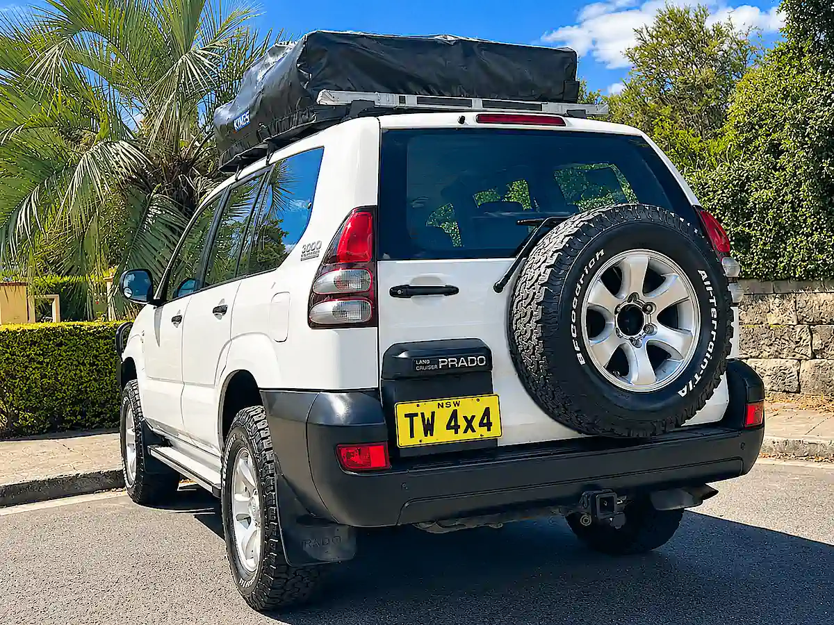 Vue arrière d’un Toyota Prado à vendre avec tente de toit Kings fermée chez Travelwheels à Sydney