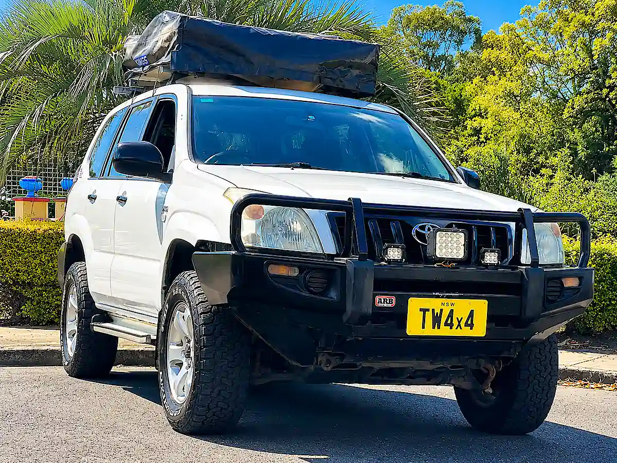 Vue avant d’un Toyota Prado à vendre avec tente de toit Kings et équipement 4x4 chez Travelwheels à Sydney