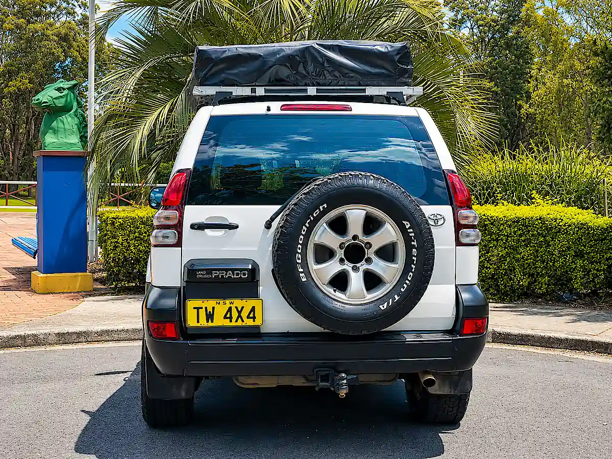 Vue arrière d’un Toyota Prado à vendre avec tente de toit Kings et roue de secours chez Travelwheels à Sydney