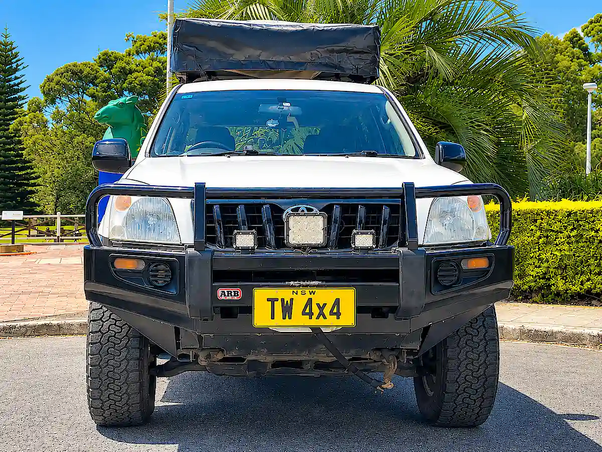 Vue avant d’un Toyota Prado à vendre avec pare-buffle, éclairage 4x4 et tente de toit chez Travelwheels à Sydney