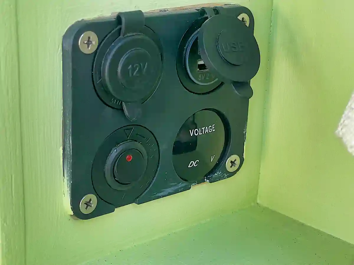 Van aménagé d’occasion en Australie avec prises USB et 12 V pour recharger téléphones et appareils pendant le voyage