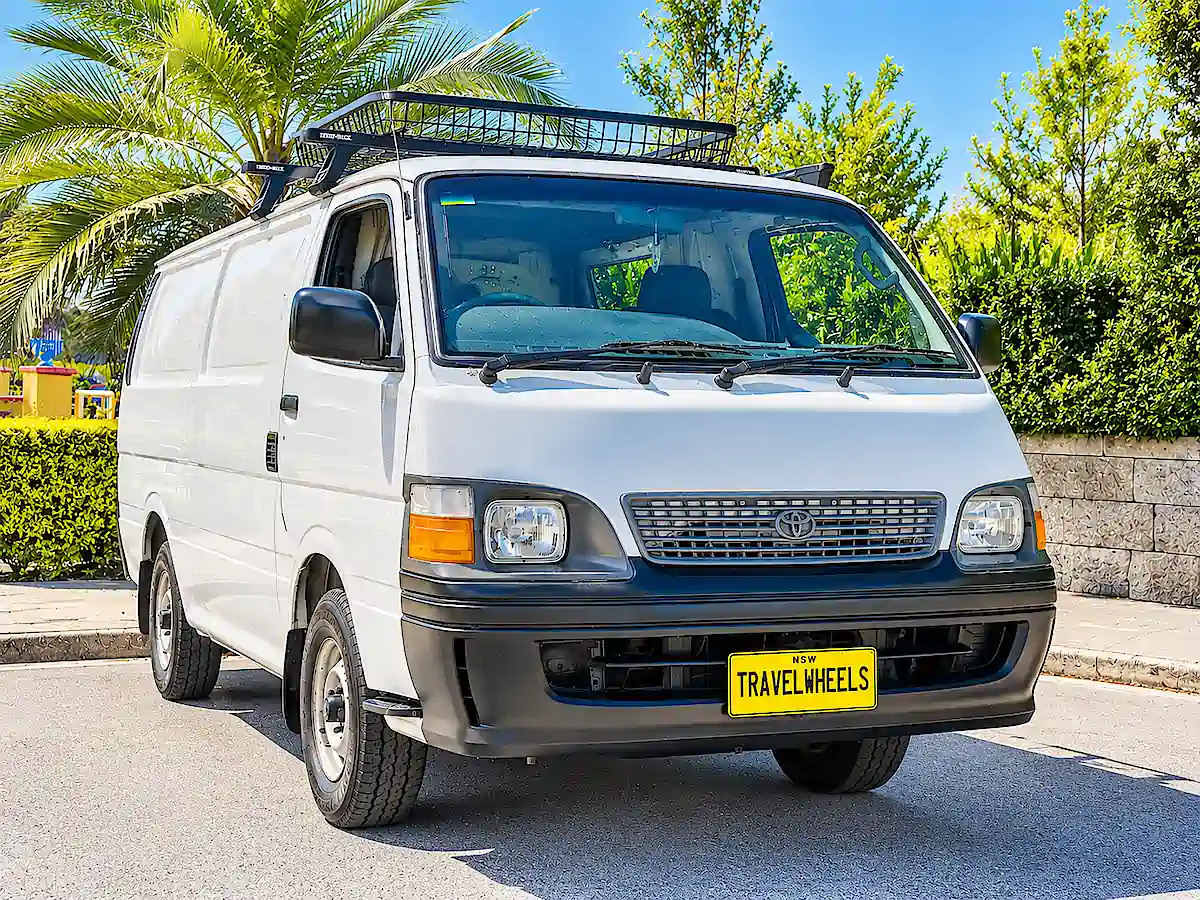 Van aménagé d’occasion en Australie Toyota avec galerie de toit, prêt pour un road trip et le camping