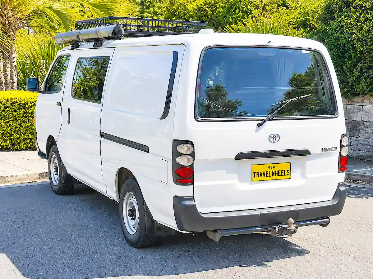 Van aménagé d’occasion en Australie Toyota Hiace avec galerie de toit et auvent, vue arrière